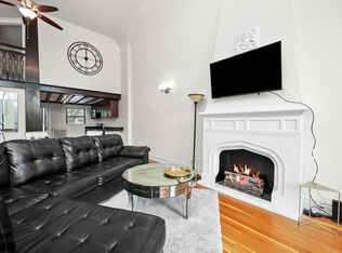 30 Lawton Rd APT 1, Riverside, IL 60546