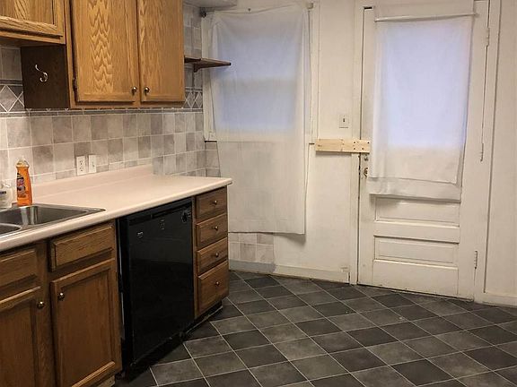 5th image of 1005 N B St
