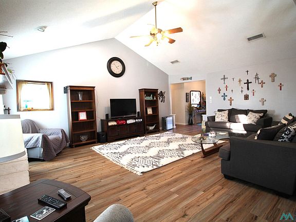 5th image of 205 Rosewood Dr