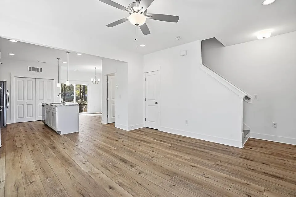 3 bed, 2.5 bath, 1400 sqft, $1,900 — Photo 3