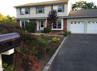 39 Valerie Ct, Sayville, NY 11782