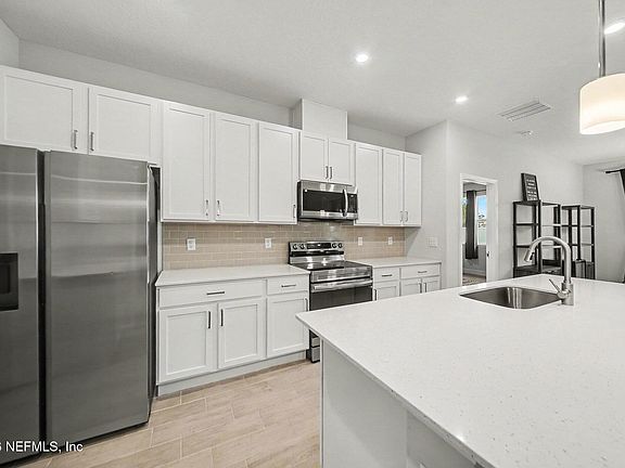 4th image of 12 LANSING Lane
