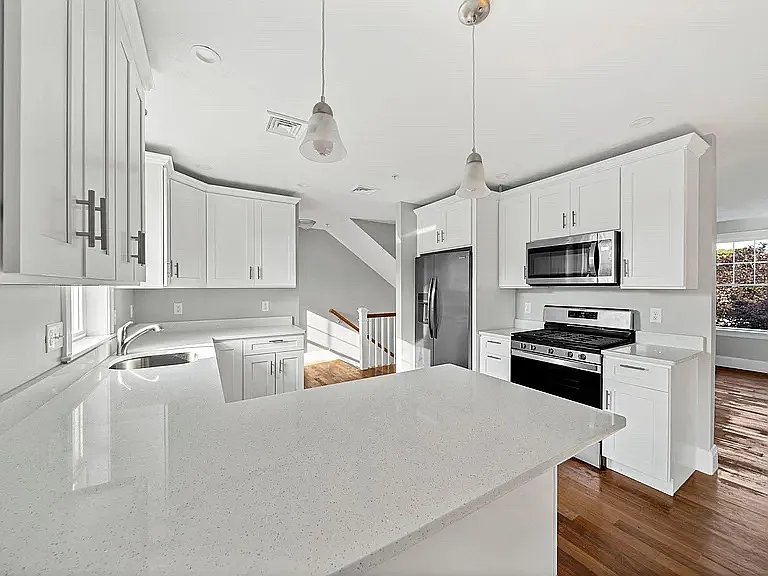 2 bed, 2.5 bath, 1300 sqft, $3,200 — Photo 4