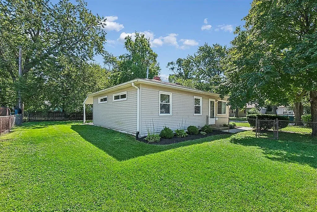 3 bed, 915 sqft, $2,280 — Photo 3