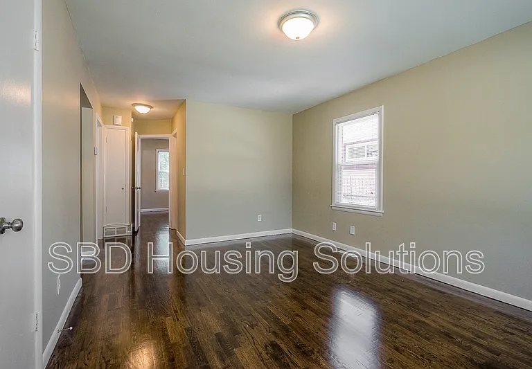 711 E Fair St — Photo 3