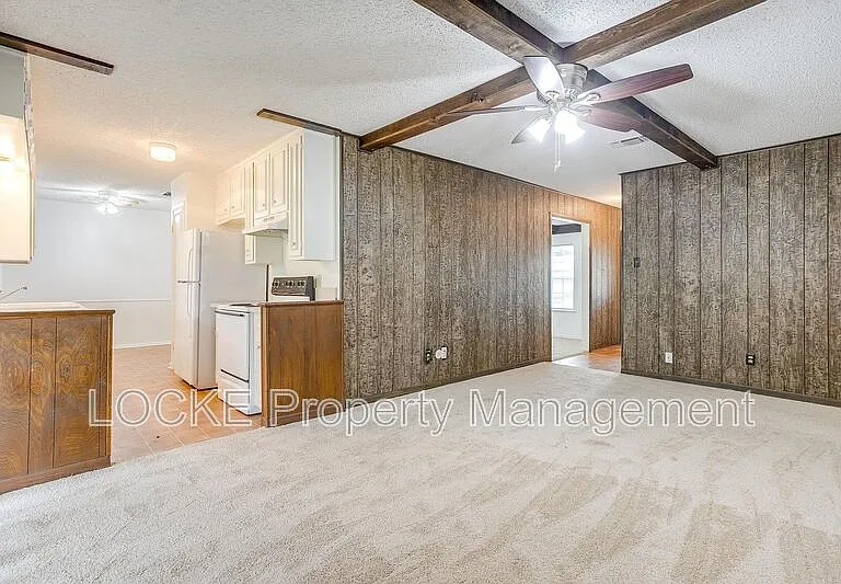 812 E Prairie View Rd — Photo 4