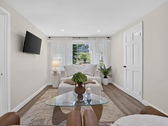 3rd image of 29 Walnut St