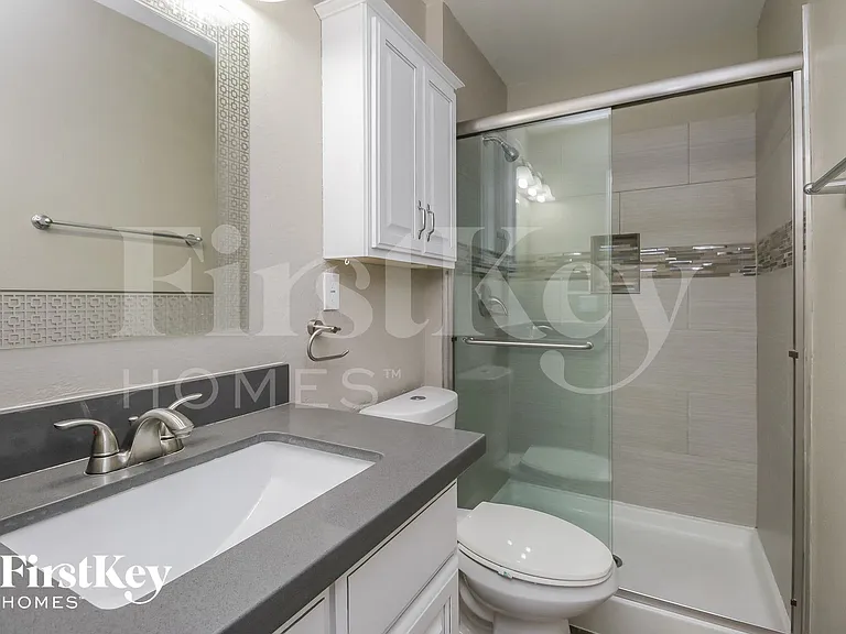 1001 E Seldon Ln — Photo 10