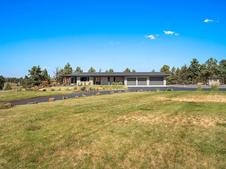 64144 Pioneer Loop — Photo 3