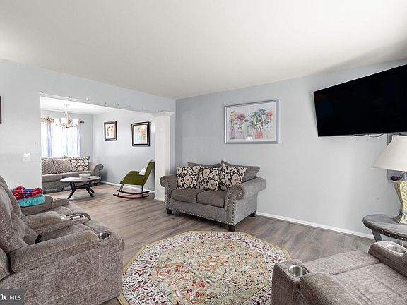 3rd image of 716 Brooke Ct
