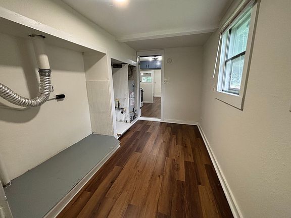 4th image of 1102 S Millwood Ave