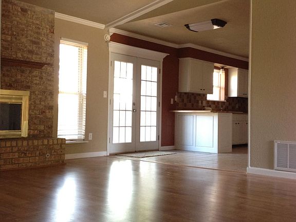 family room w/fireplace