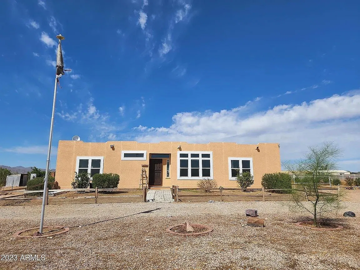 3 bed, 1920 sqft, $2,100 — Photo 1