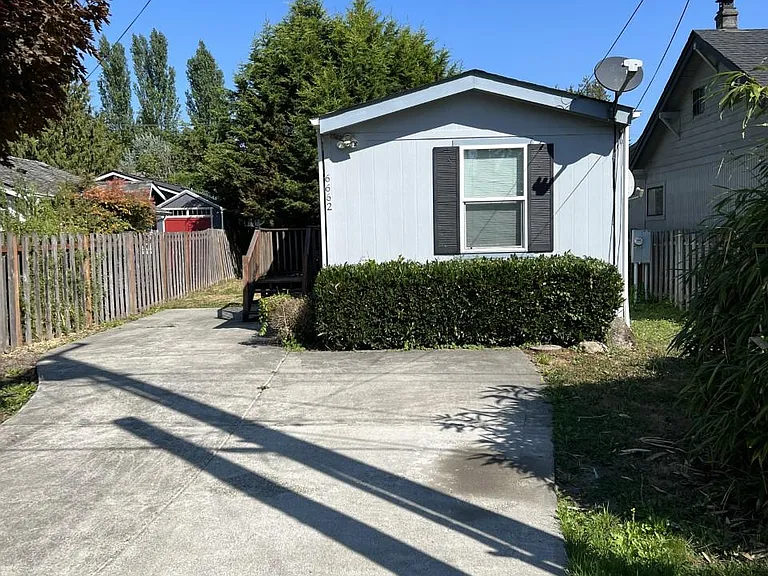 6662 NE Pine St — Photo 2