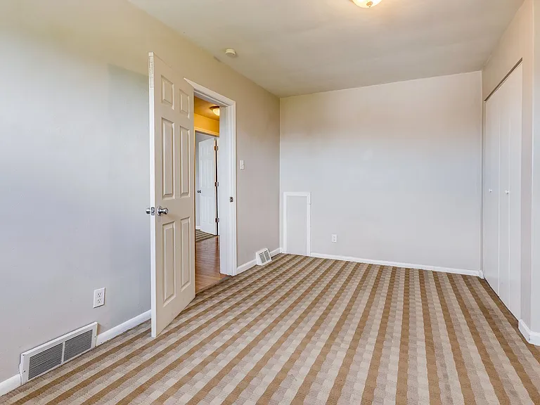 Great building with off street parking, views of the city, laundry on site! — Photo 28