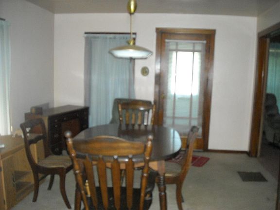5th image of 909 E Emerald St