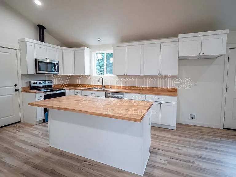 1246 Hughes St — Photo 18