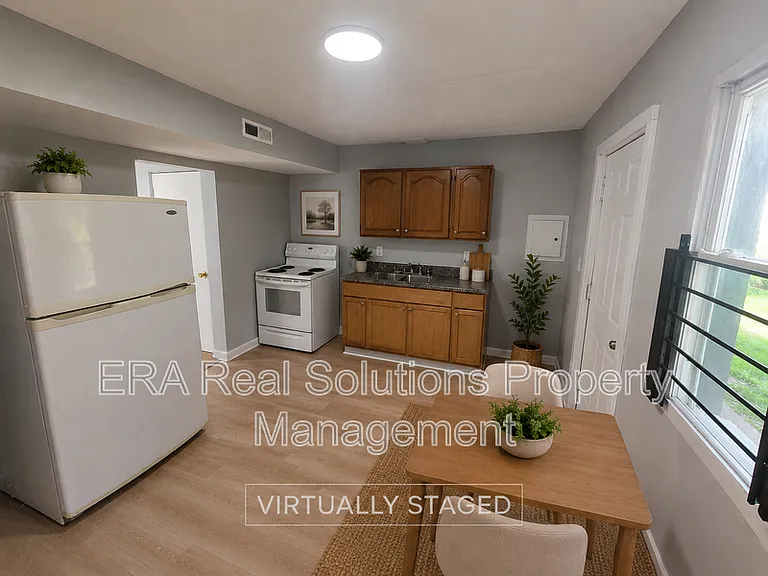 446 S Yale Ave — Photo 3