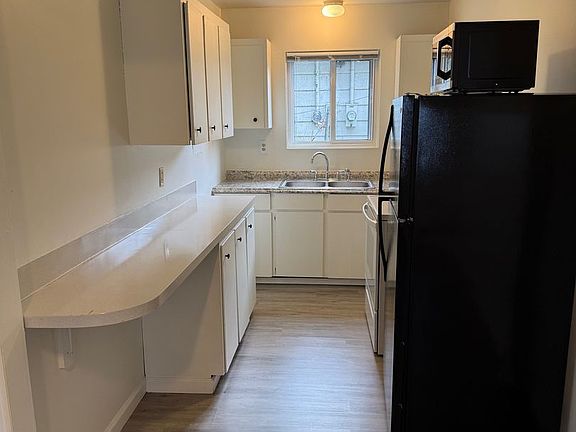 5th image of 2554-2560 NE Hoyt St #2556