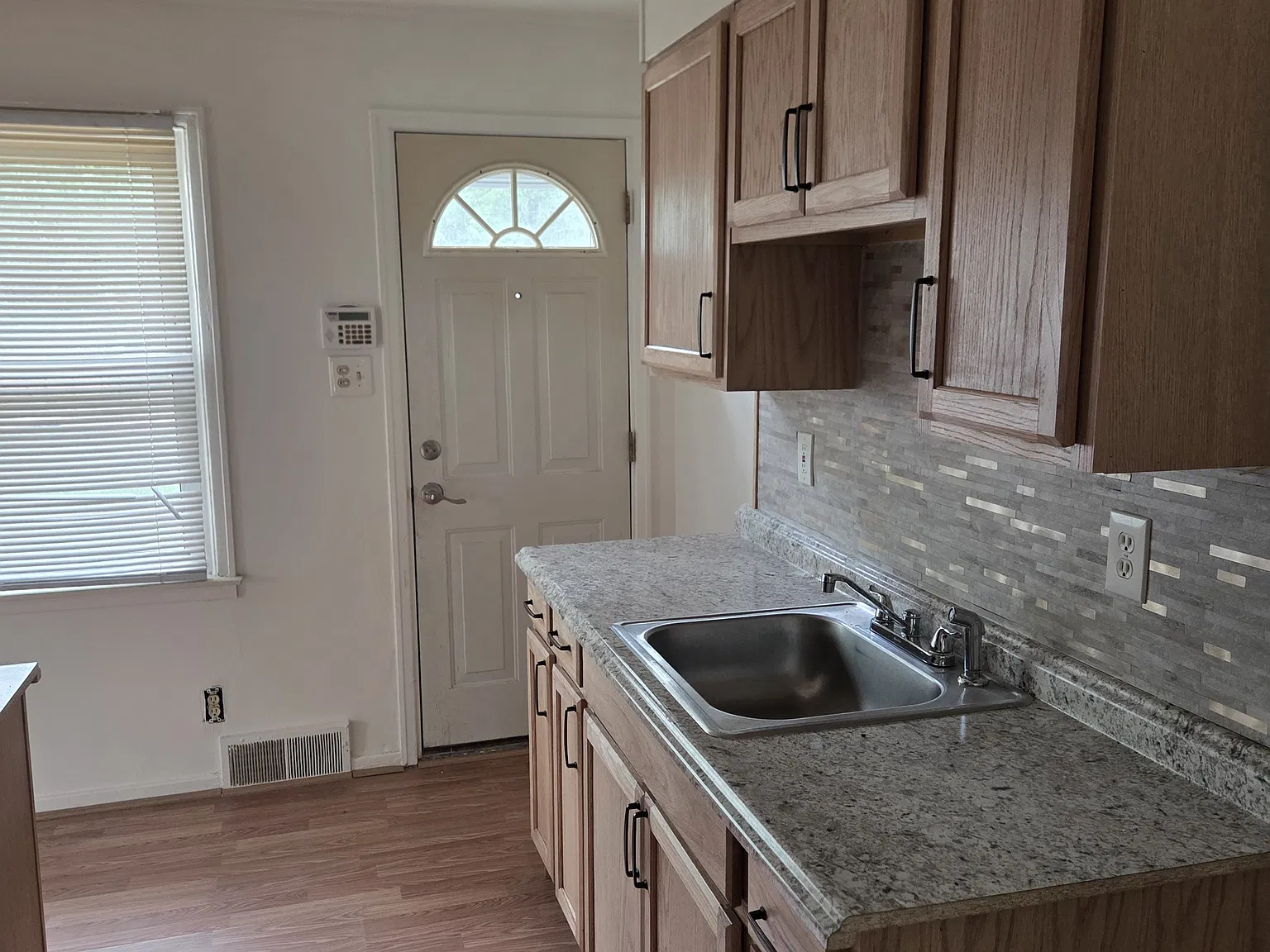 2 bed, 900 sqft, $1,600 — Photo 3