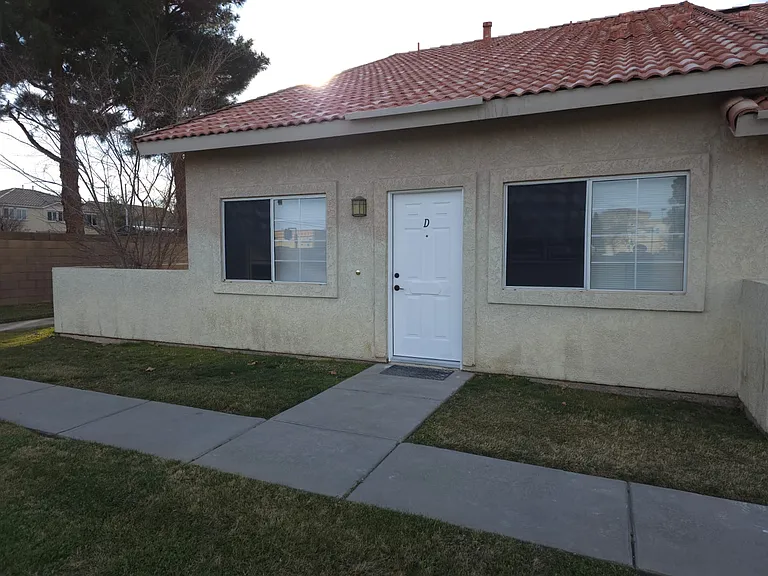 1642 Gardenia Ct #D — Photo 1