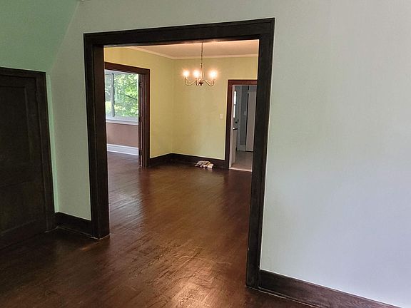3rd image of 1343 Victoria Ave