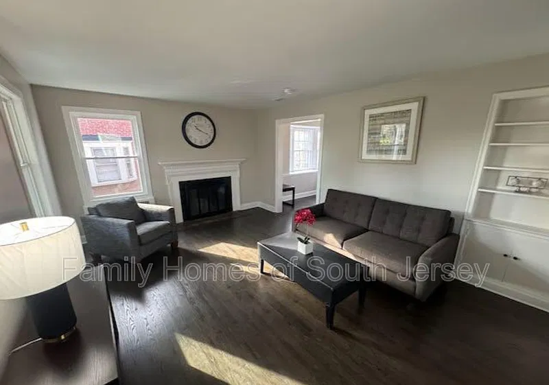 3 bed, 2.0 bath, 1664 sqft, $2,400 — Photo 2
