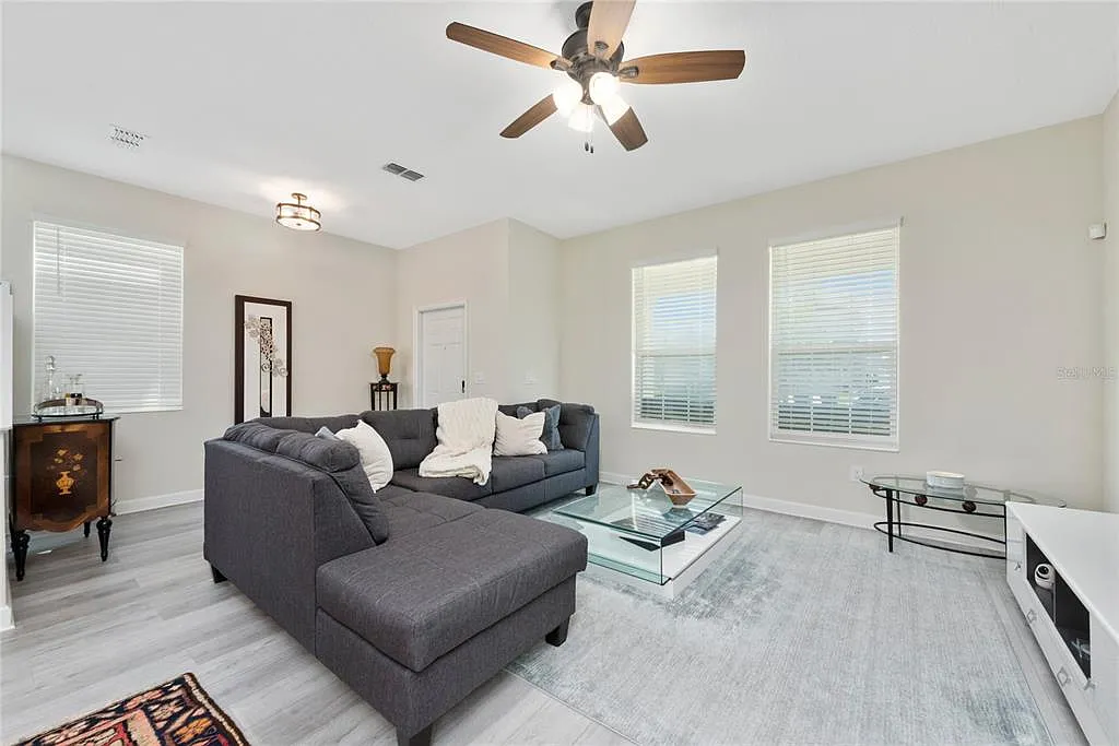4 bed, 3.0 bath, 2042 sqft, $3,100 — Photo 4