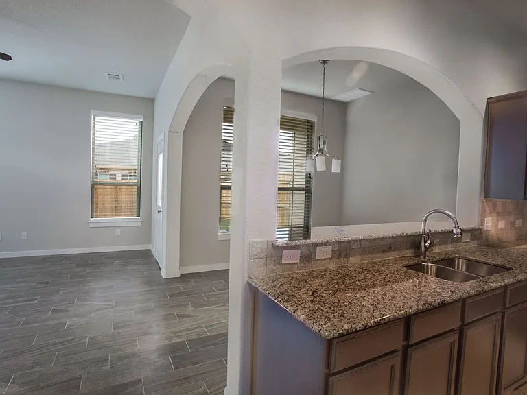 113 Lakeview Ct — Photo 6