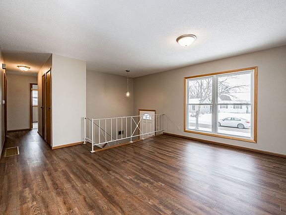 3rd image of 6507 Laurel Ln NE