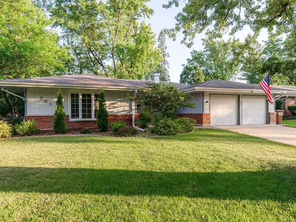 21W581 Buckingham Rd, Glen Ellyn, IL 60137