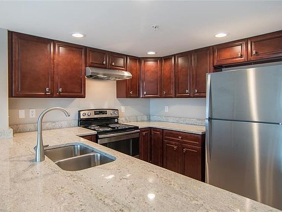 4th image of 3300 Oak St NE APT 104