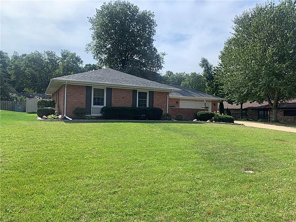 3rd image of 26 Lakewood Dr