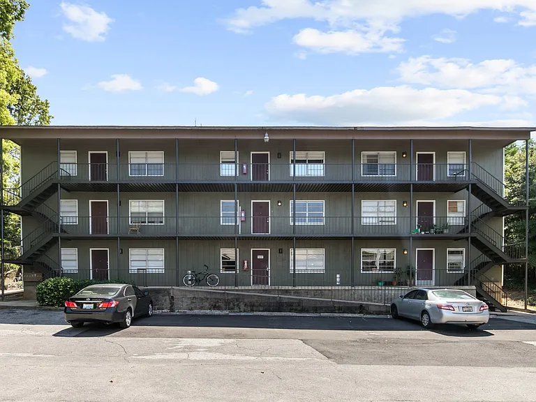 Magnolia Court — Photo 41