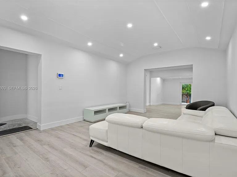 1262 SW 15th Ter — Photo 5