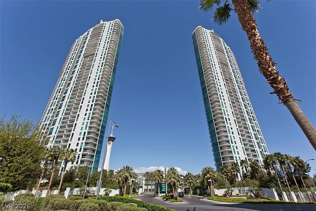 Turnberry Towers — Photo 1