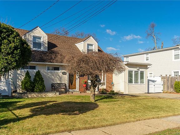 3rd image of 231 Crown Ave