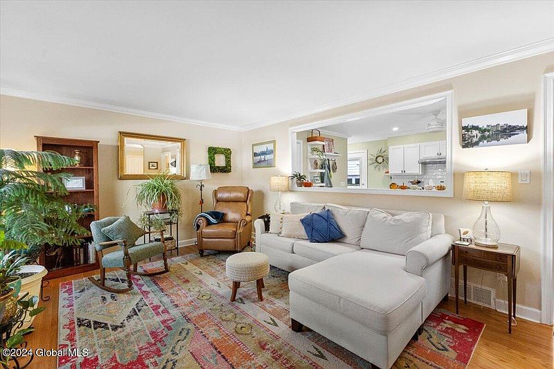4th image of 11 Hillcrest Avenue