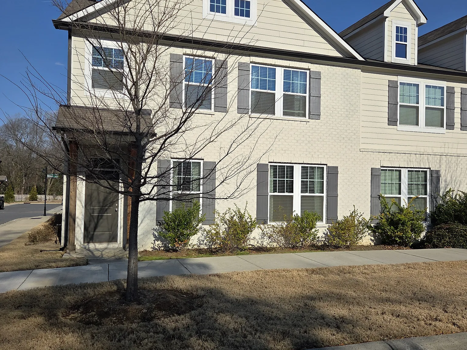 3 bed, 2.5 bath, 2290 sqft, $2,299 — Photo 2