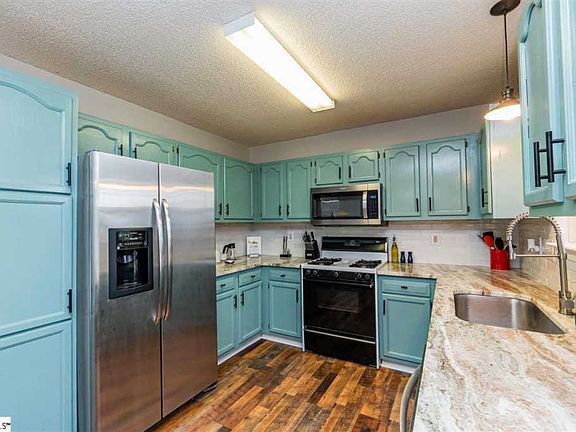 5th image of 18 Black Oak Ct