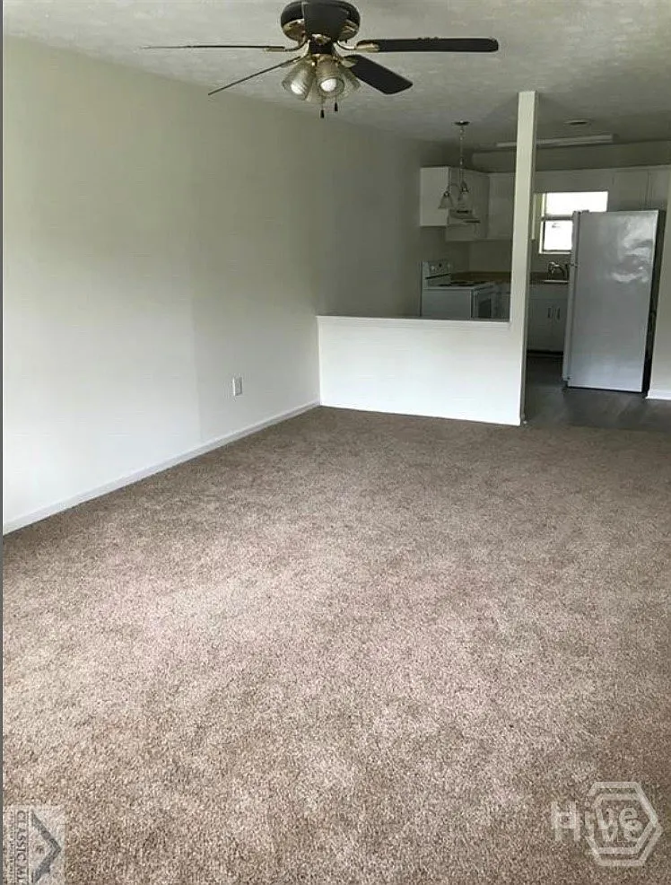 2 bed, 1.0 bath, 1700 sqft, $1,000 — Photo 2