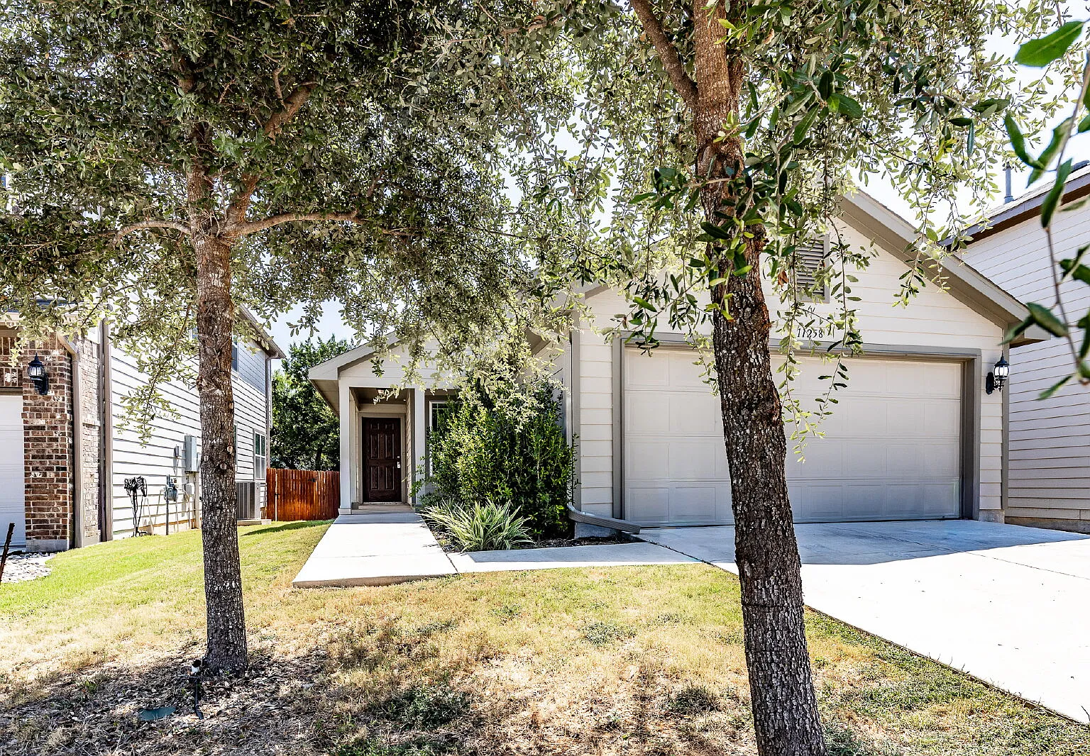 3 bed, 2.0 bath, 1300 sqft, $1,820 — Photo 2