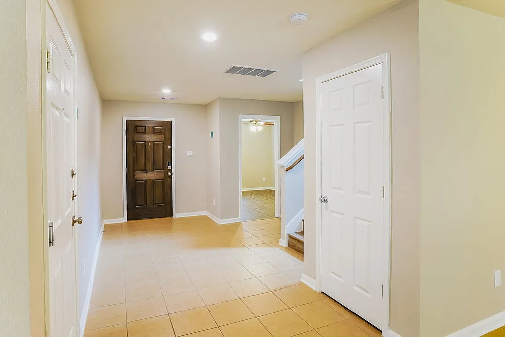 4 bed, 2.5 bath, 2792 sqft, $2,525 — Photo 4