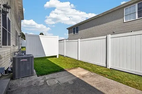 3 bed, 2395 sqft, $2,000 — Photo 2