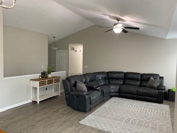 3rd image of 56875 Meadow Glen Dr