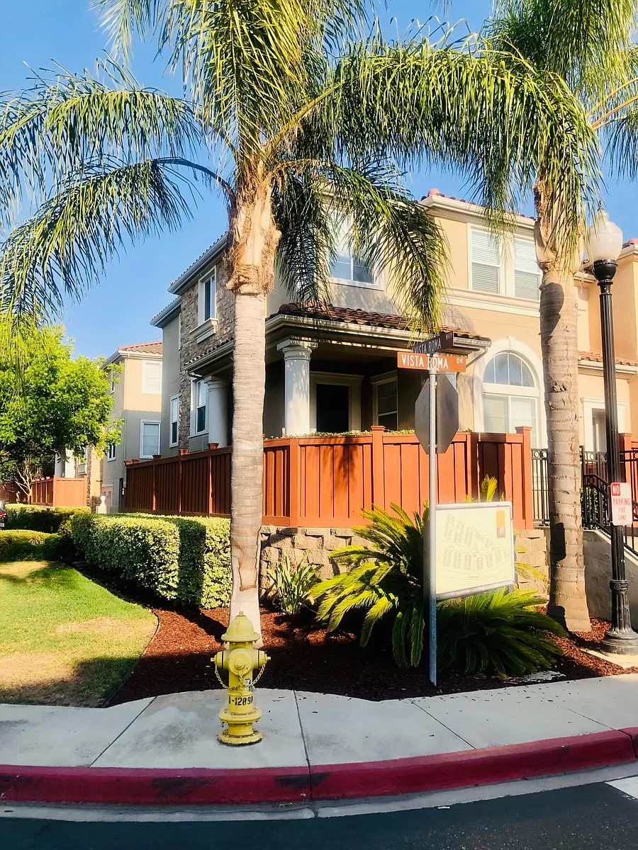 Building Photo - 3905 Vista Roma Dr