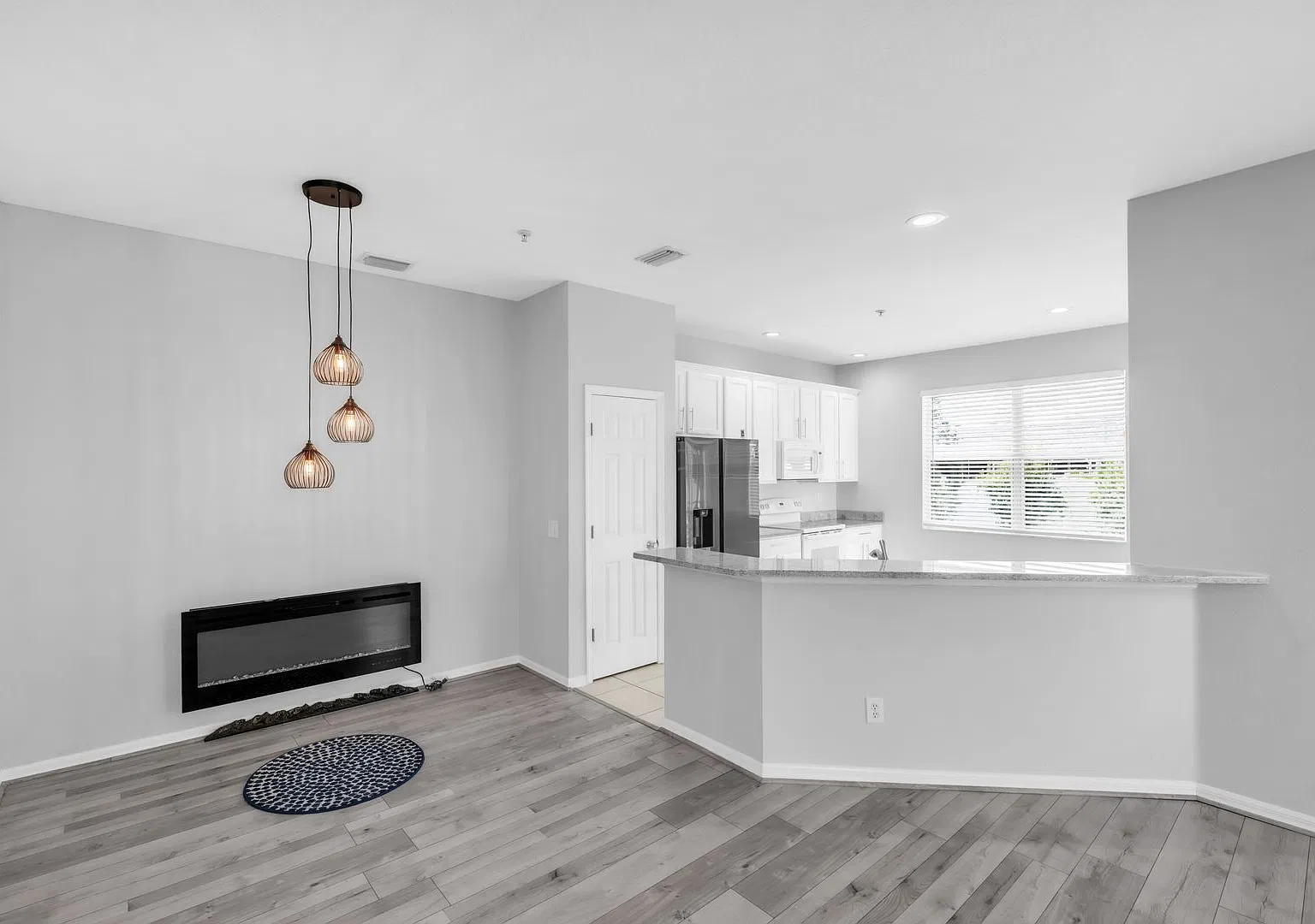 Beautiful 3-Bedroom Home in Prime Sarasota Location Spacious, Updated & Move-In Ready! — Photo 4