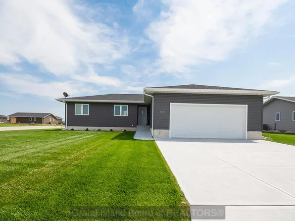 525 7th St, Phillips, NE 68865