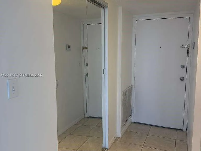 500 Executive Center Dr #5C — Photo 10