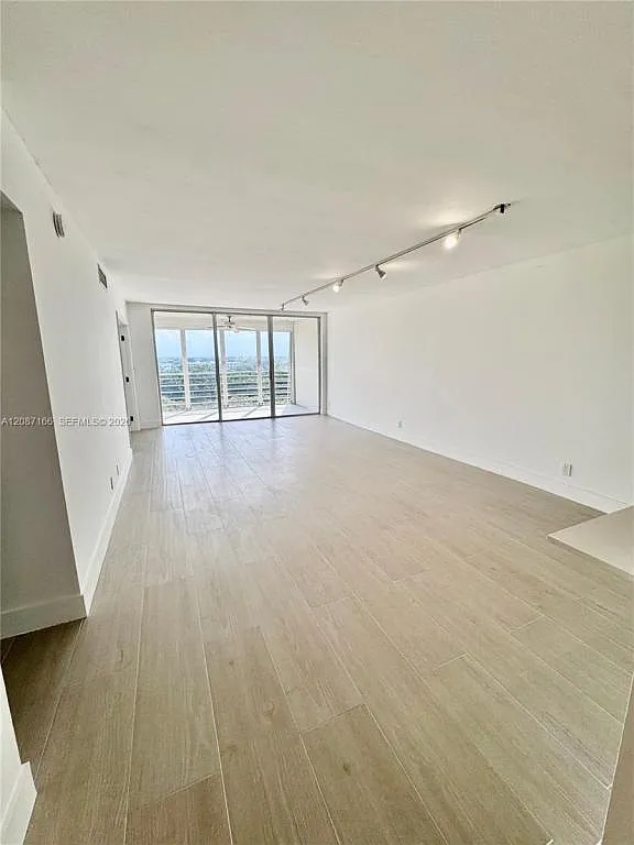 575 Oaks Ln — Photo 1